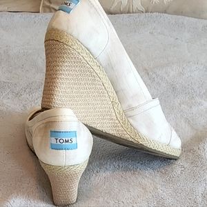 BRAND NEW Women's TOMS SZ 8 Grey Tie Dye Denim Wedges